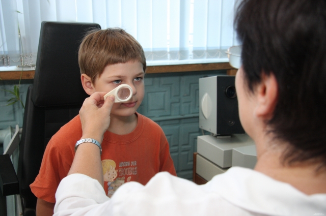 При генетической предрасположенности к близорукости ребёнка нужно показывать окулисту два раза в год.